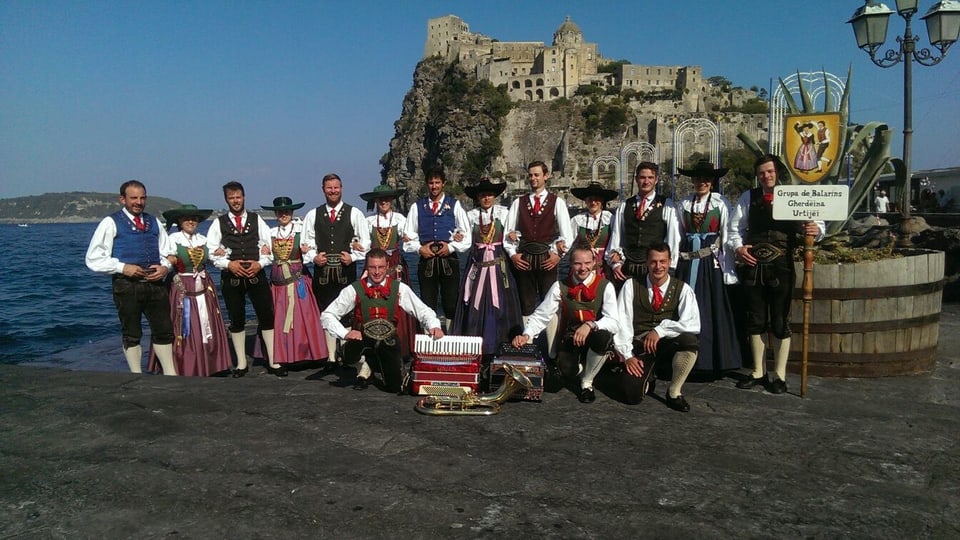 In'autra gruppa da saut da las Dolomitas.