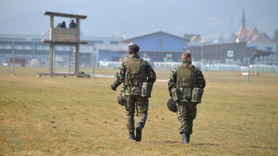 Duas persunas dal militar sin in prà. 