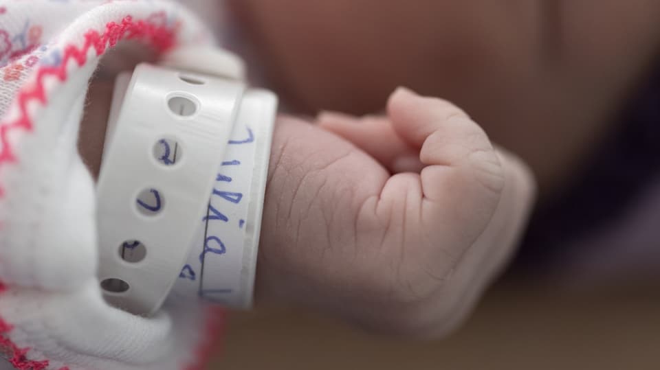 Hand eines Neugeborenen