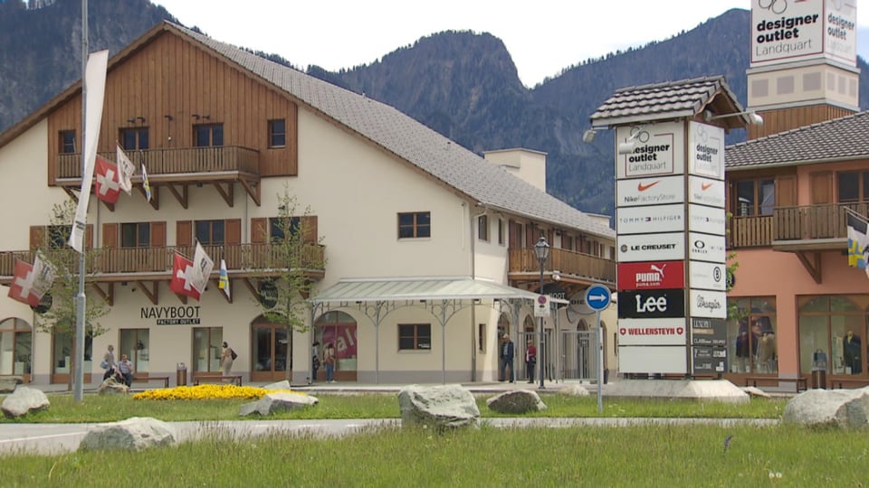 Entrada en il vitget da butias dal Designer Outlet a Landquart.
