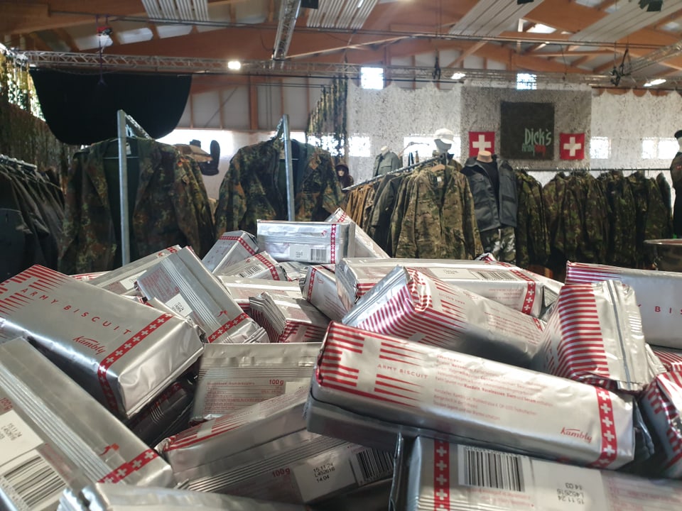 Liquidation Armeematerial Cazis: Bisquits 