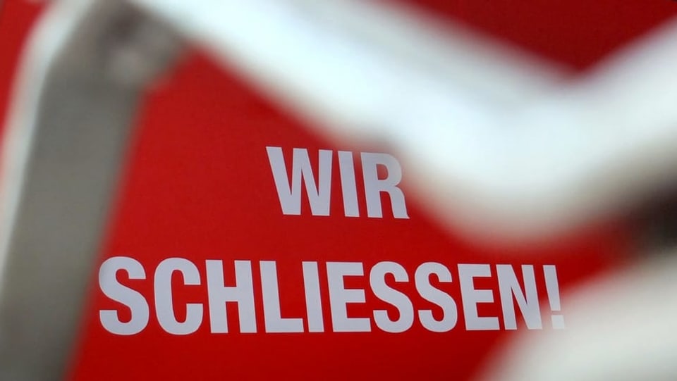 Purtret d'ina tabla che ha scrit si «Wir schliessen».