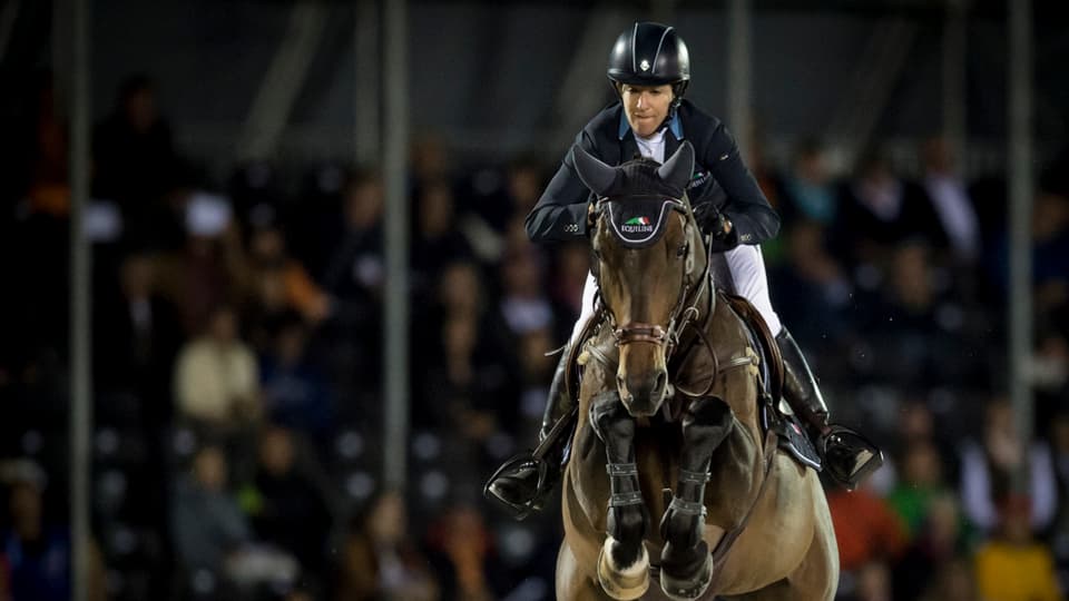 Amazona Laura Kraut siglia cun ses chavagl sur in obstachel.