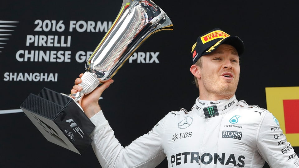 Il pilot da furmla 1 Nico Rosberg cun ses pucal ch'el ha gudagnà a Shanghai