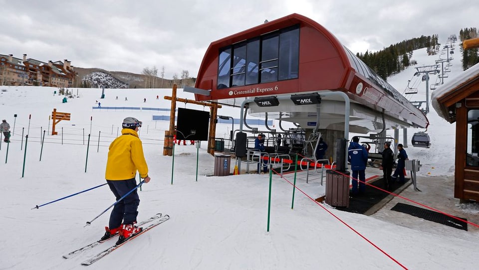 Um cun skis a la staziun da val dal Beaver Creek Ski Resort.