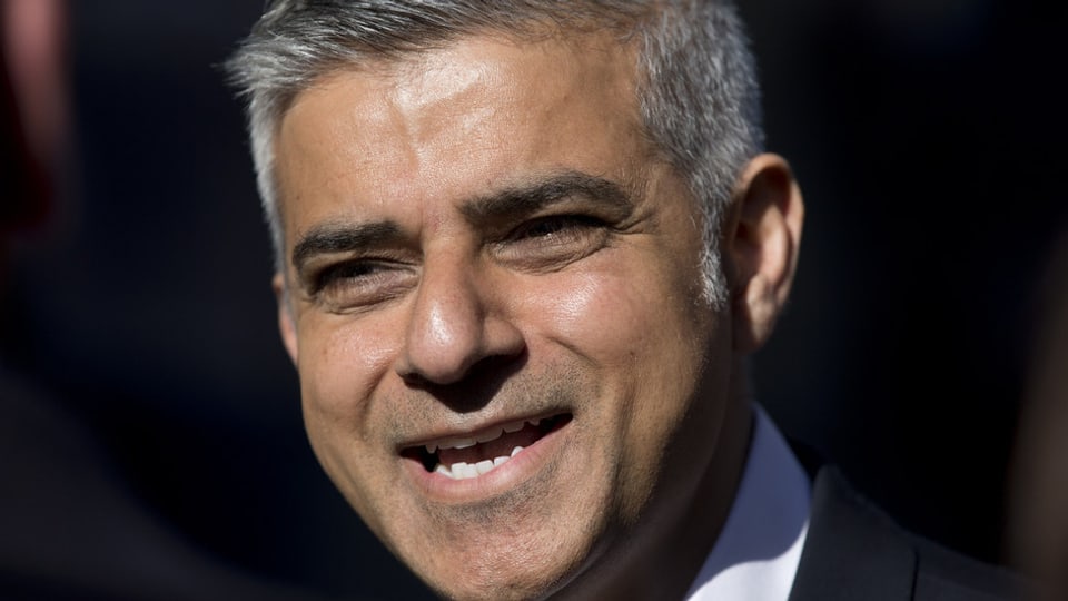 Sadiq Khan ha 45 onns ed è oriund dal Pakistan. 
