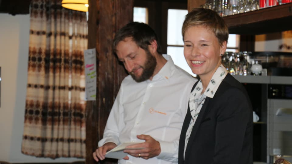 La directura da RTR, Ladina Heimgartner e David Flepp da la Lia Rumantscha han beneventà ils visitaders e las visitadras ils 25-10-2017 a Trun en il Café Tschut.