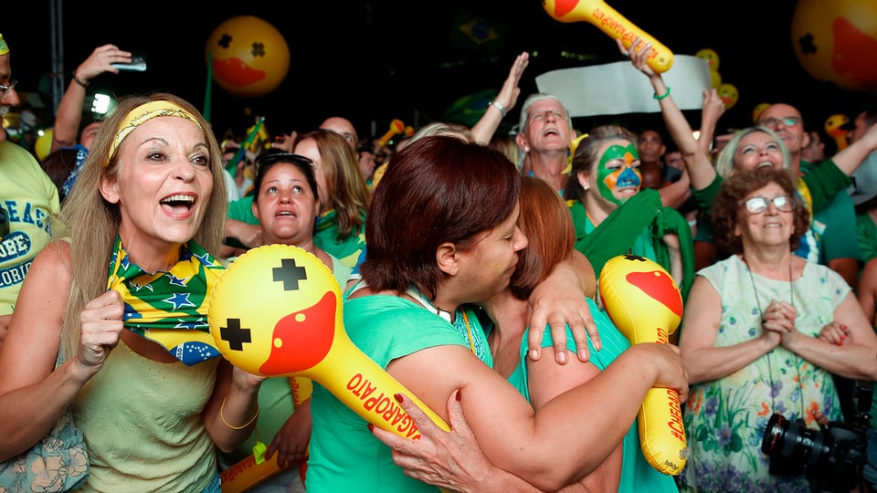 Ils adversaris da la presidenta brasiliana Dilma Rousseff festiveschan la decisiun dal parlament