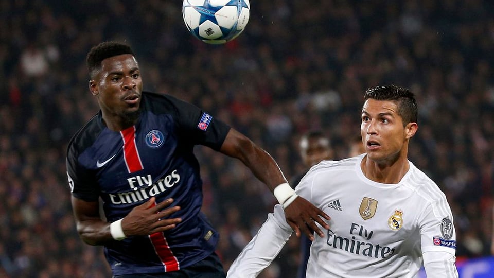 Serge Aurier en il cumbat per la balla cun il star da Real, Cristiano Ronaldo.