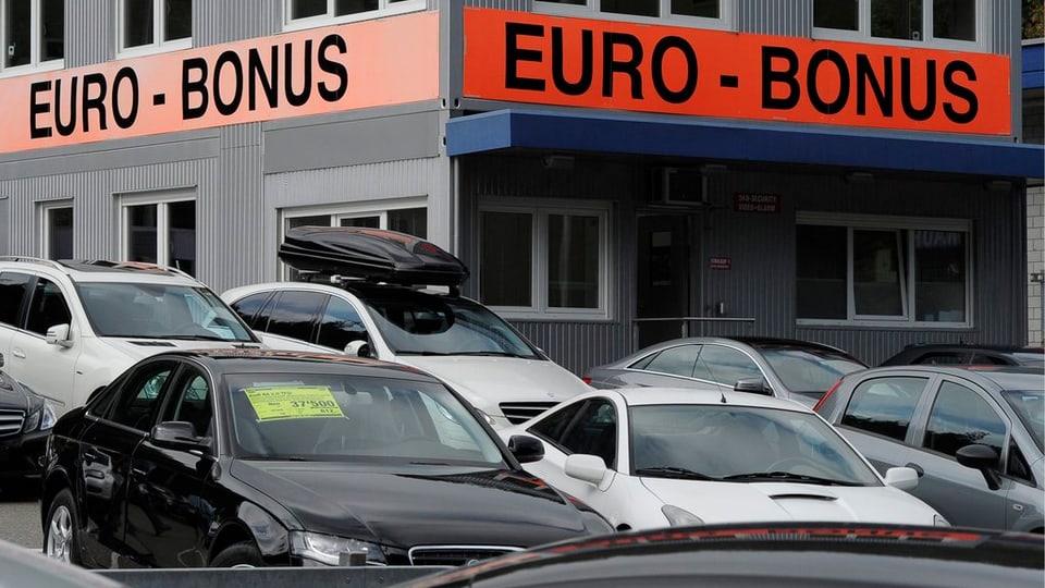 Autos novs avant ina garascha.