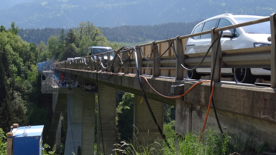 La punt Lavoitobel che vegn renovada. Autos che charreschan surora.