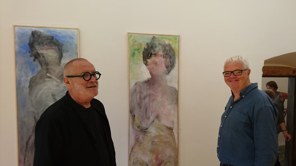 Reto Cavigelli (san.) e Leza Dosch davant ina ovra dal pictur artist.
