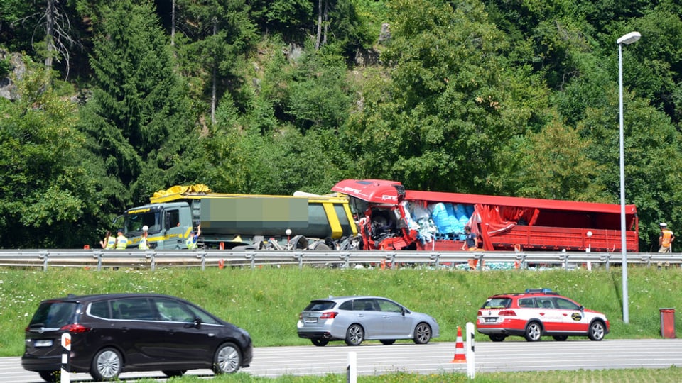 L’auto da persunas è vegnì smatgà en tranter ils dus camiuns.
