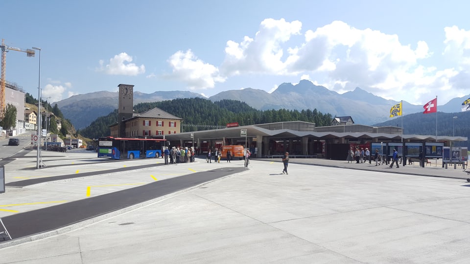 Il nov terminal da bus e la staziun dal tren a San Murezzan