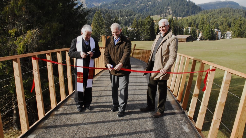 Da senester: il plevon da Laax, il president communal e l'inschignier Walter Bieler.