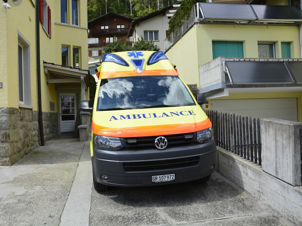 La segunda ambulanza cun la quala l'equipa fa mintgamai il viadi da Glion a Mustér, 