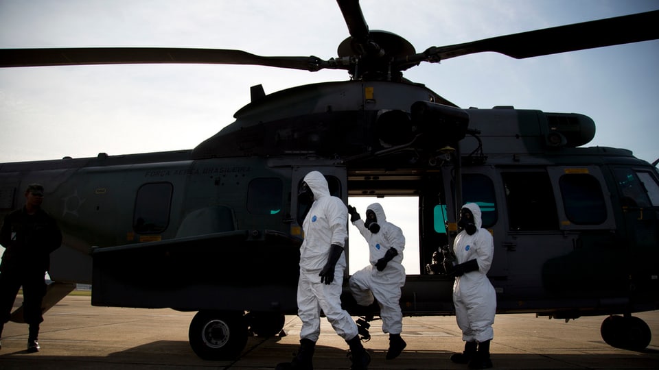 Frozas dal militar brasilian en vestgieus spezials avant in helicopter.