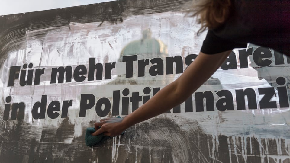 L’iniziativa vul far pli transparent la finanziaziun da la politica. 