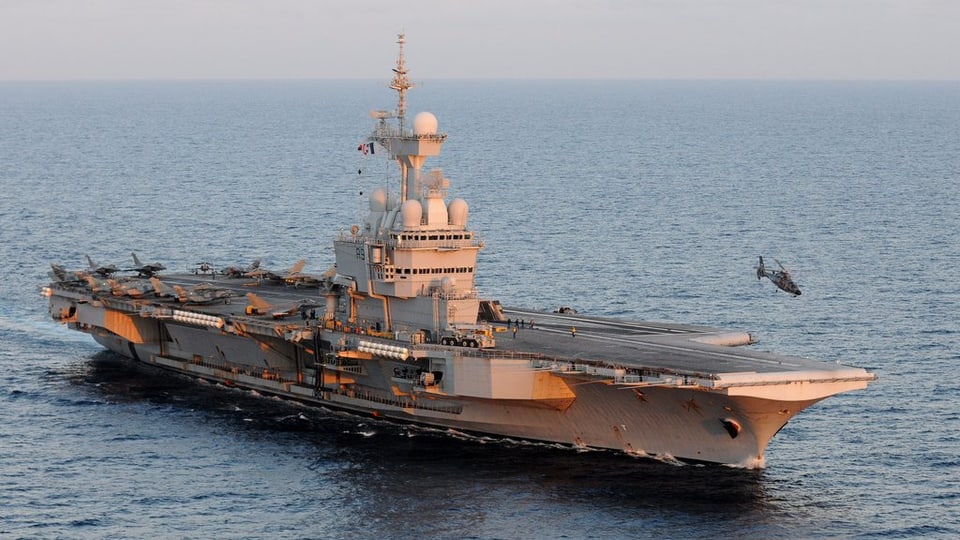 Sin il bastiment d'armada sa chattan 18 bumbardaders dal tip «Rafale» ed 8 dal tip «Super Étendard». 
