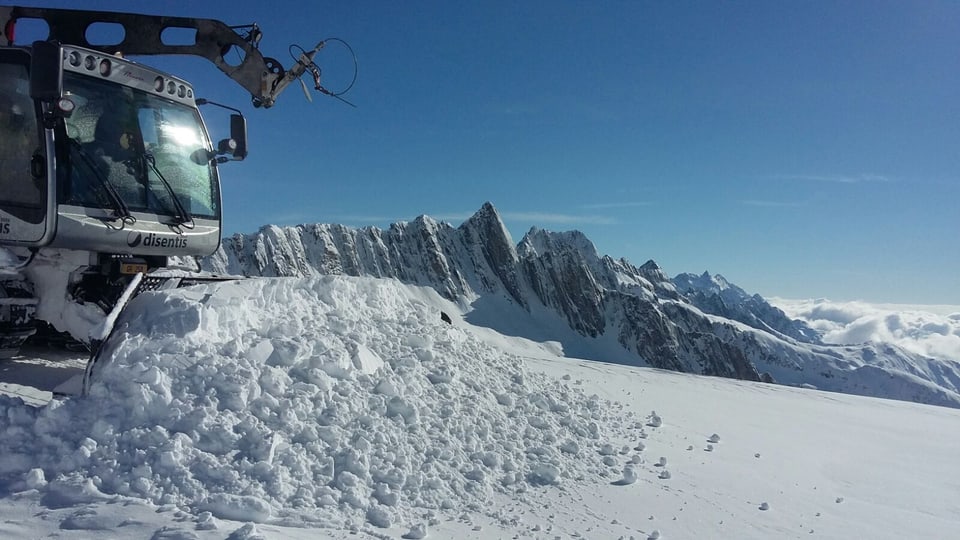 Maschina da pista e davostiers ves'ins il piz Cavardiras