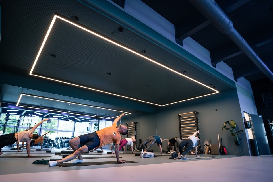 Exercicis da yoga en il Origym a Scuol. 