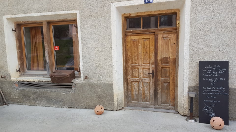 La porta d’entrada da la chasa Piz Tschütta a Vnà.