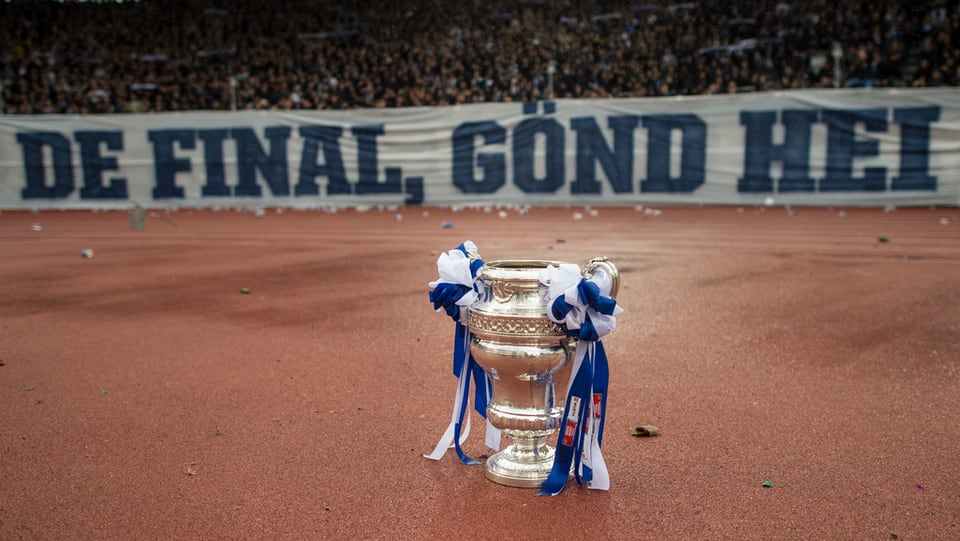 La resposta als fans - la cuppa svizra suletta davant la curva da fans.