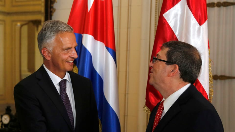 Il minister da l'exteriur da la Svizra, Didier Burkhalter cun ses collega d'uffizi Bruno Eduardo Rodriguez.