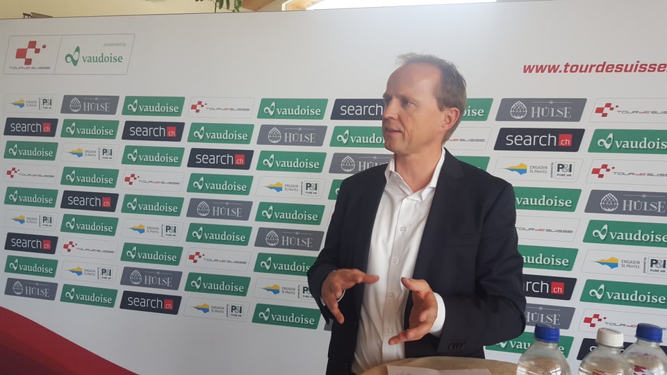 Kurt Betschart, il directur tecnic da la Tour de Suisse infurma a las medias sur dal stadi 'organisaziun da la Tour de Suisse