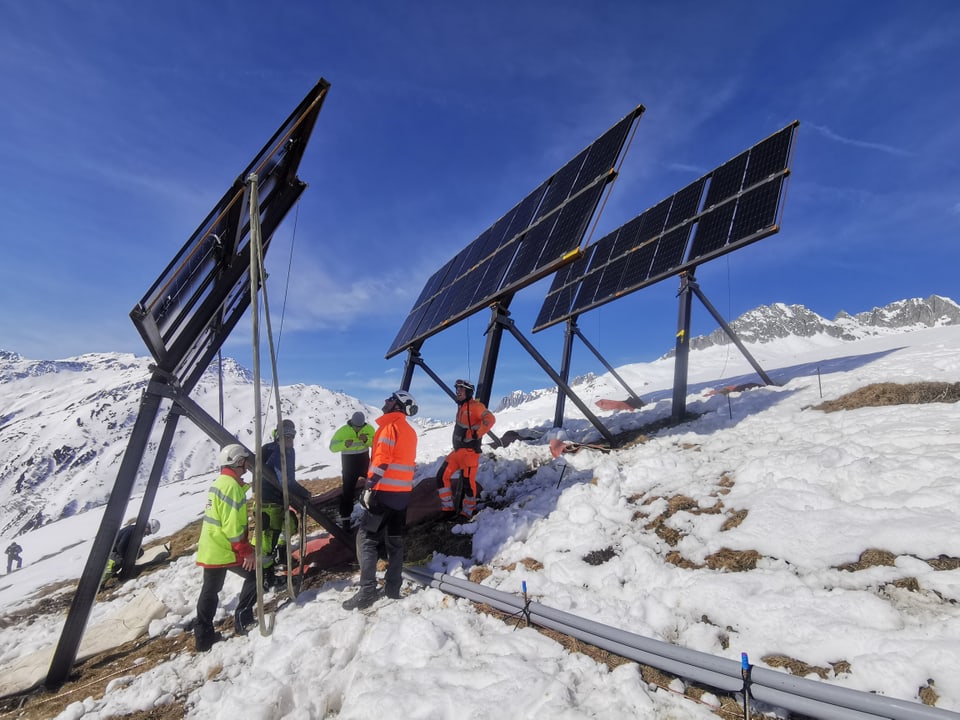 Montieren der Solarpanels in Sedrun.