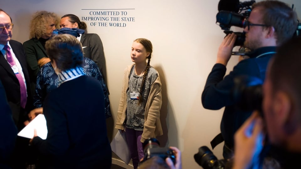 Greta Thunberg e ses placat a l'ur dad ina fulla.