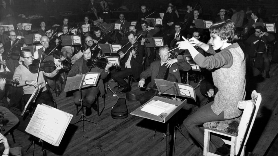 Foto s/w, Sylvia Caduff probt als erste Dirigentin mit dem Royal Philharmonic Orchestra