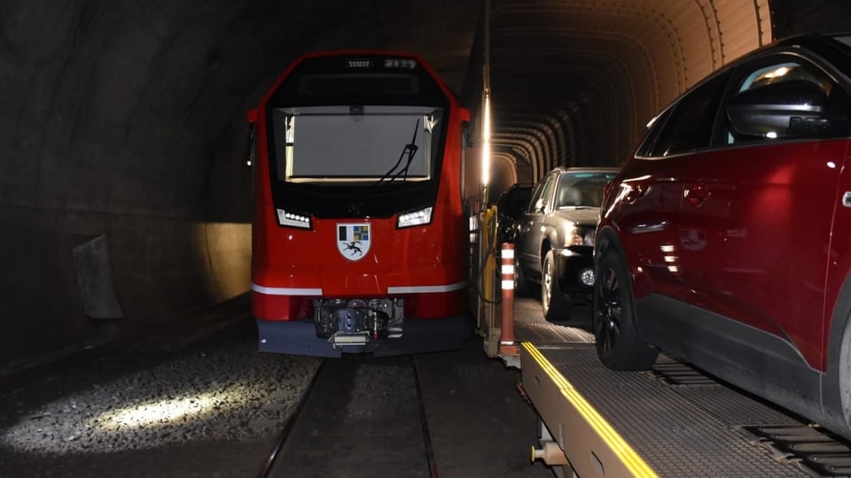 tren da persunas che ha sdrivlà in tren dad autos en il tunnel dal Vereina