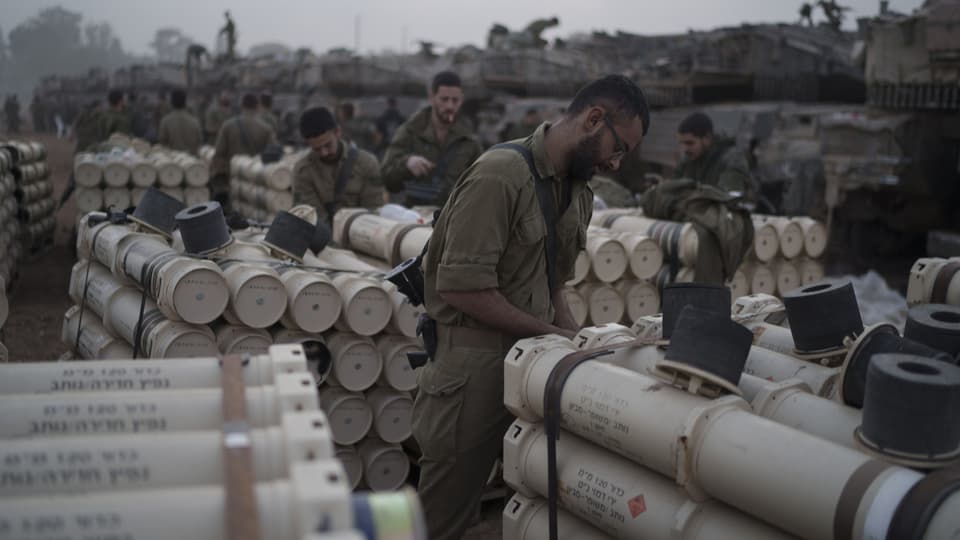Israelische Soldaten mit Panzermunition