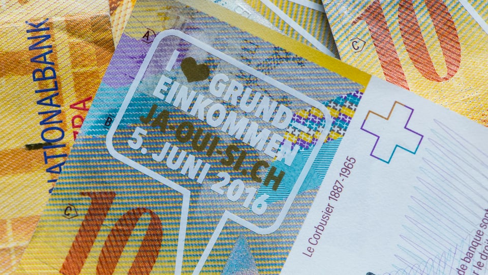 nota da 10francs cun si reclama per l'iniziativa per ina paja minimala senza cundiziuns