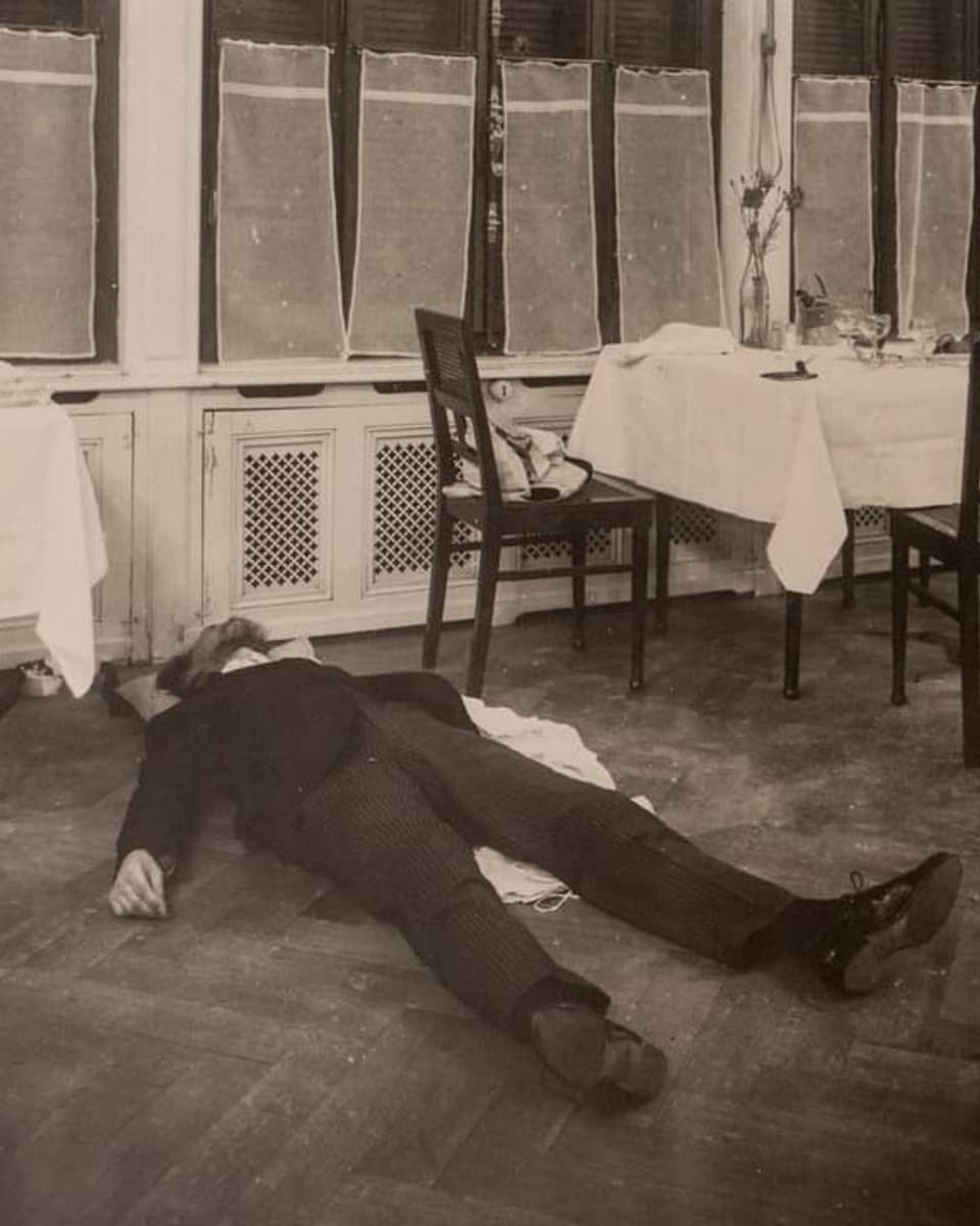 Polizeifoto mit dem toten Worowsy im Hotelrestaurant.