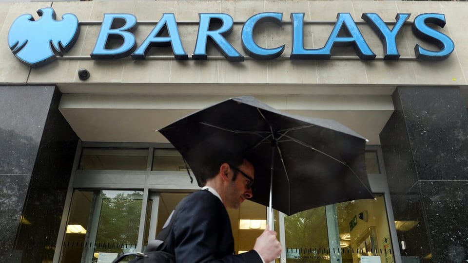Um cun parasol avant ina banca da Barclays.