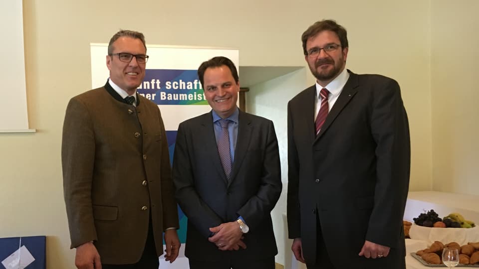 Il maletg mussa ilmainafatschenta dals impressaris grischuns Andreas Felix, il schurnalist d'economia Jens Korte ed il president dals impressaris grischuns Markus Derungs.