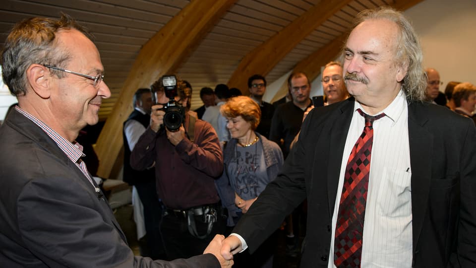 Luc Recordon (sanester) gratulescha al nov elegì Olivier Français da la Partida liberaldemocratica.