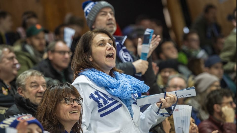 Fans d'Ambri sin tribuna