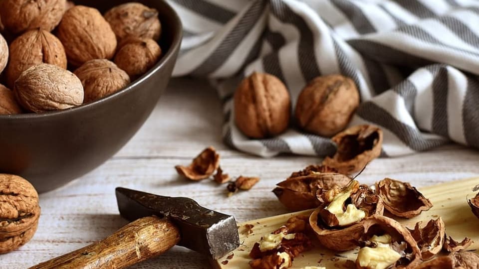 Nüsse für die Bündner Nusstorte. Rezept für Bündner Nusstorte.