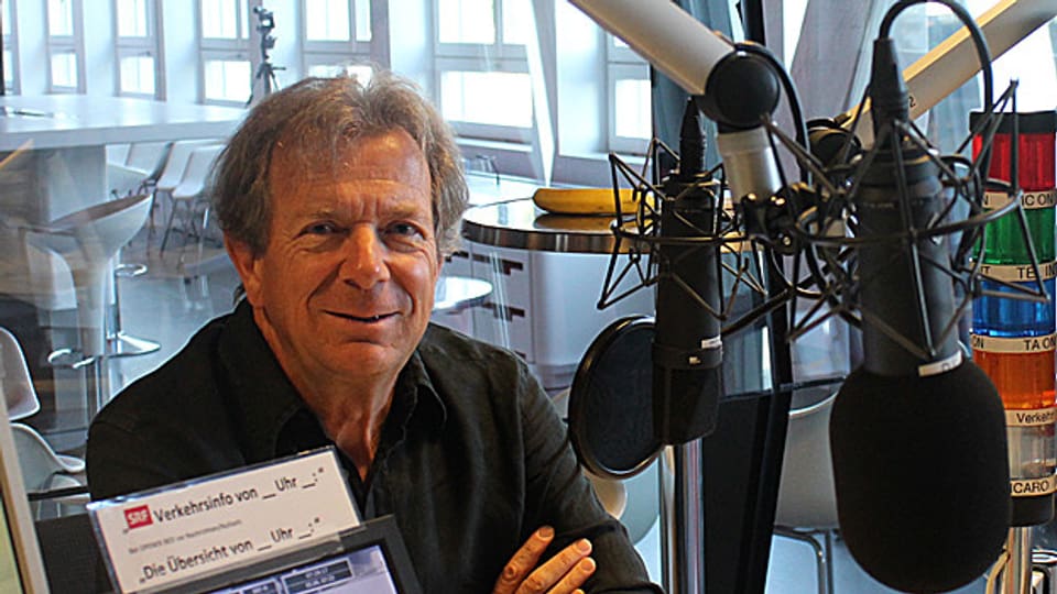 Guido Tognoni en il studio da radio da SRF.