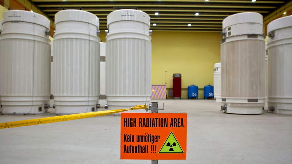 l'intern dal deposit temporar a Würenlingen cun tabla da radioactivitad ed auts vaschs da fier davosvart