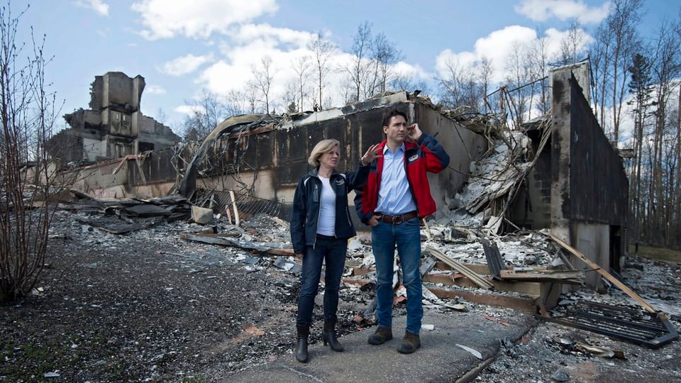 La primministra da la provinza Alberta Rachel Notley ed il primminister canadais Justin Trudeau entamez las ruinas.