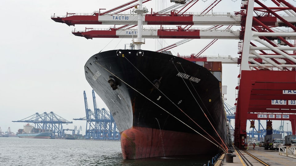 In bastiment da containers en in port.
