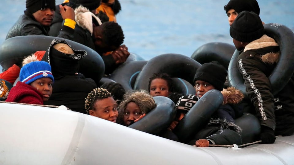 Migrantas e migrants en il nord da la Mar Egeica, el mars 2020.