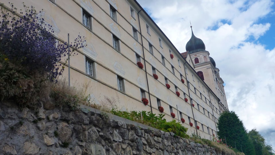 La claustra da Mustér cun ils clutgers da la baselgia Sogn Martin.