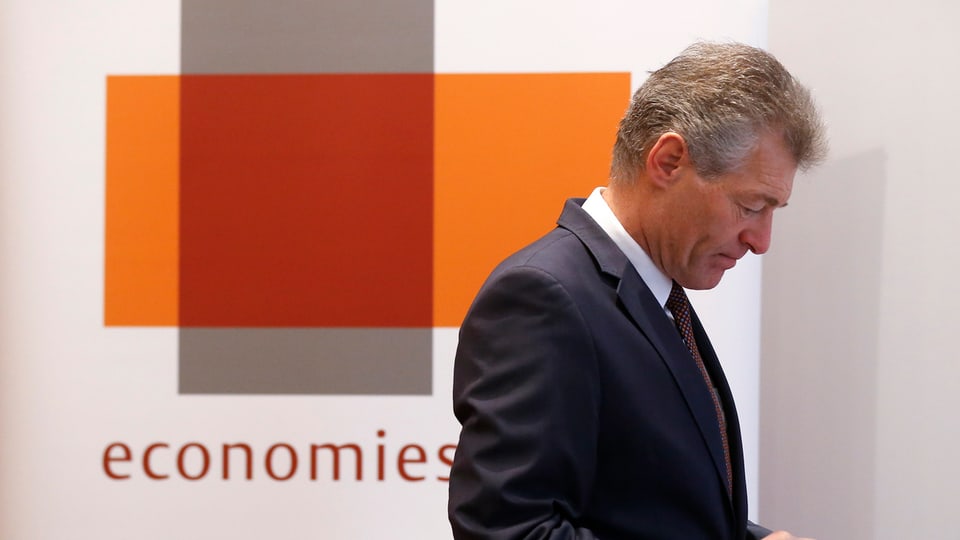 Chef d'economiesuisse avant il logo dad economiesuisse.