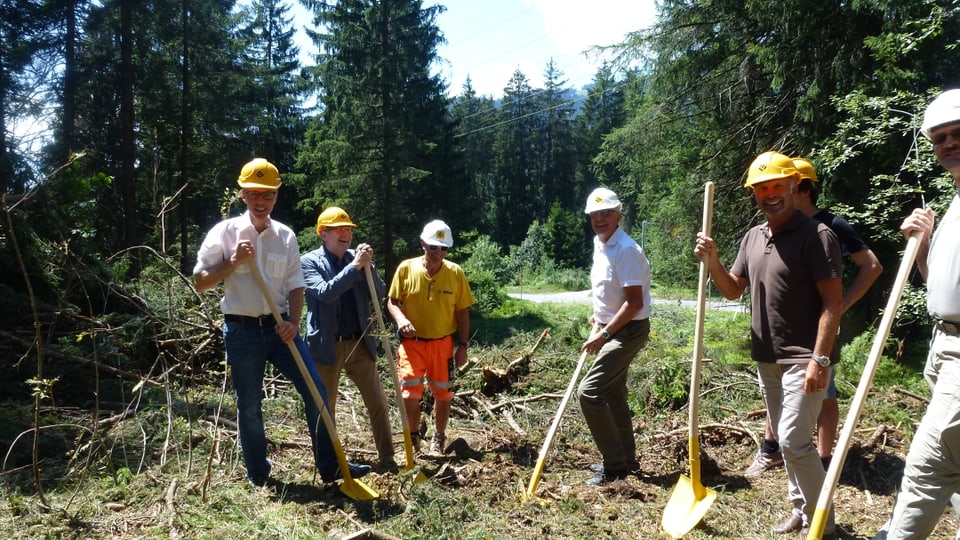 Il president communal da Laax Franz Gschwend (segund da sanester) ed il manader da project inschigner Walter Bieler (quart da sanester) èn cuntents, che las lavurs entschaivan.
