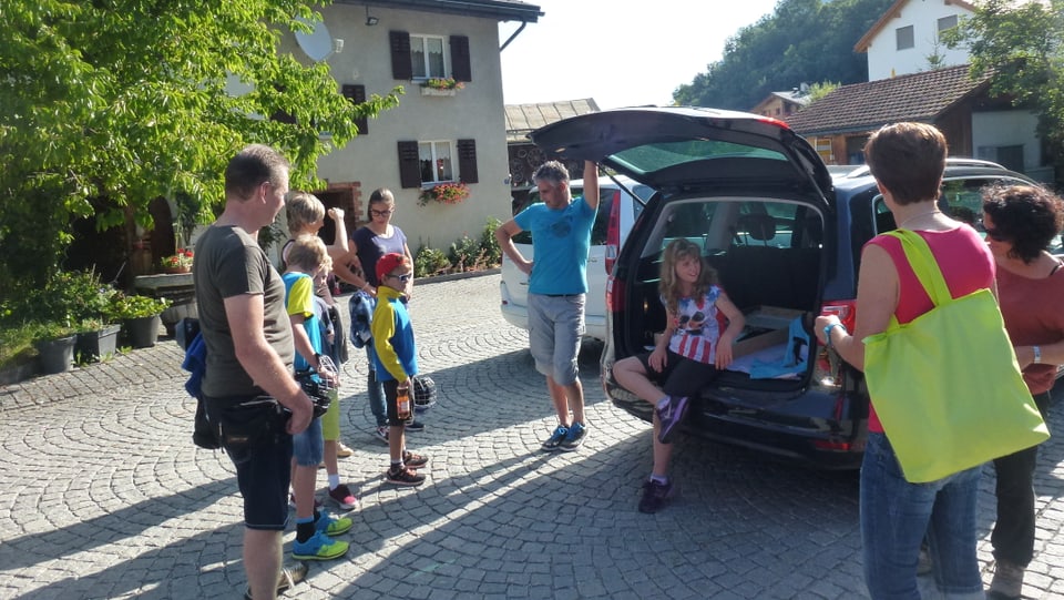 La gruppa da Sevgein curt avant la partenza en direcziun da Tavau.